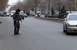 Полицейские снимают плёнки с автомобильных стёкол